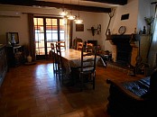 Maison individuelle de 8 pièces, composée de 2 logements, piscine et terrain avec oliviers de 1877 m2.